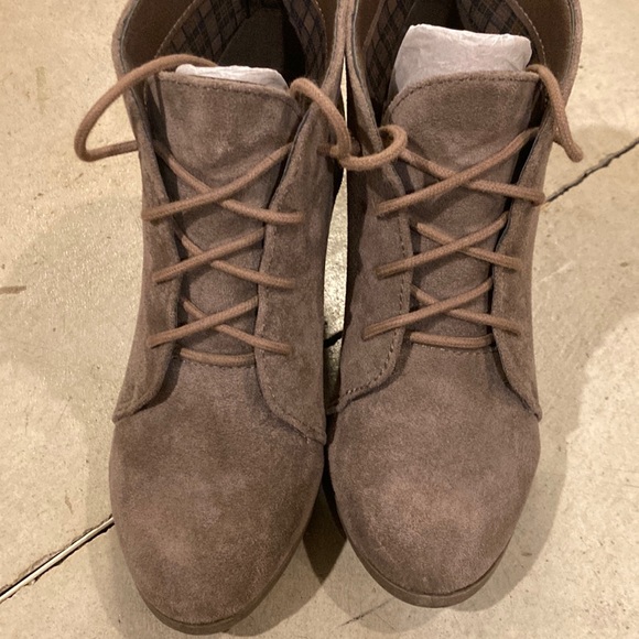 Madden Girl Beige Suede Booties Size 6.5 - Picture 3 of 5